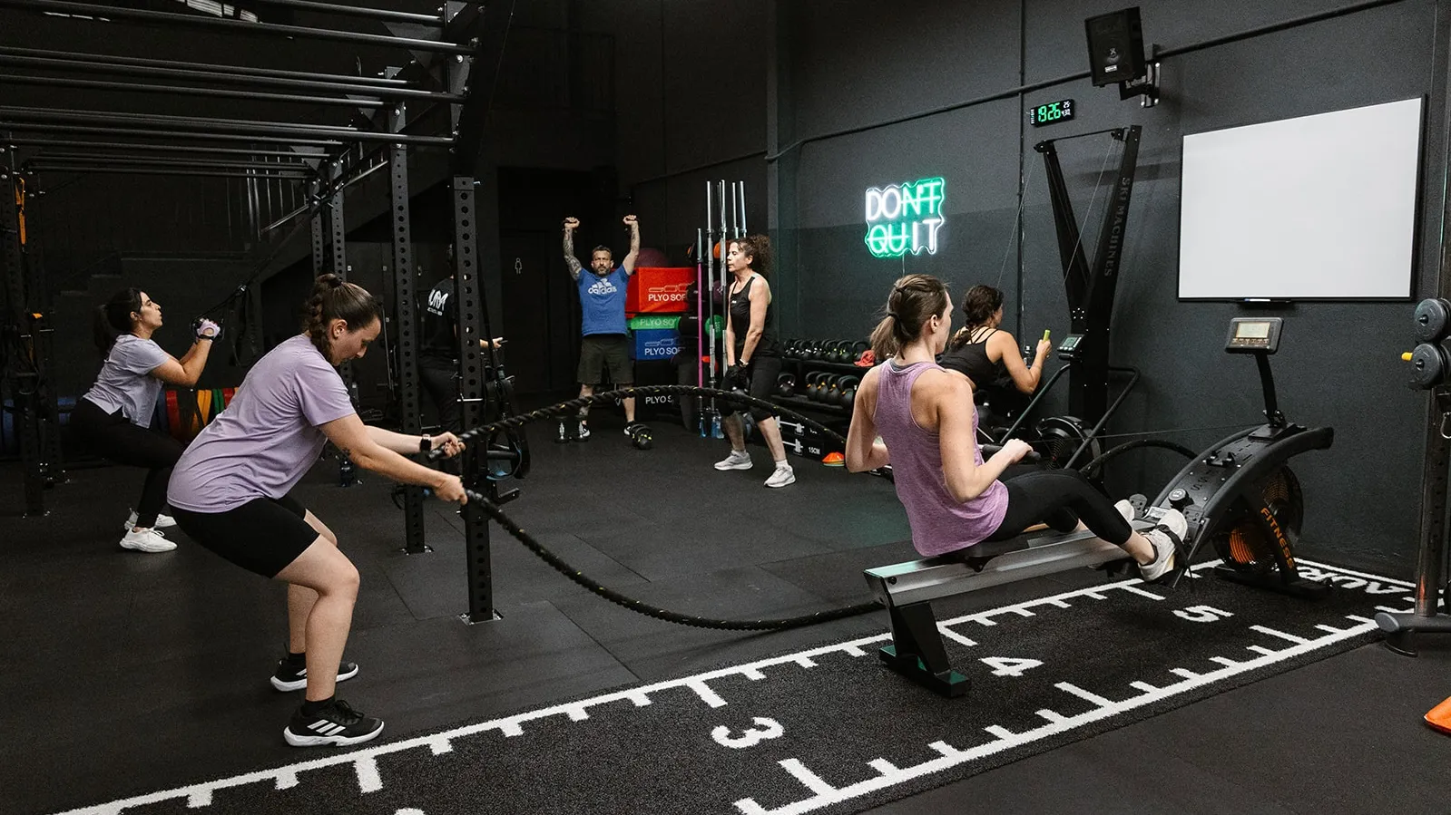 Personas entrenando juntas en una clase dirigida de Aura Fitness Club Buñol